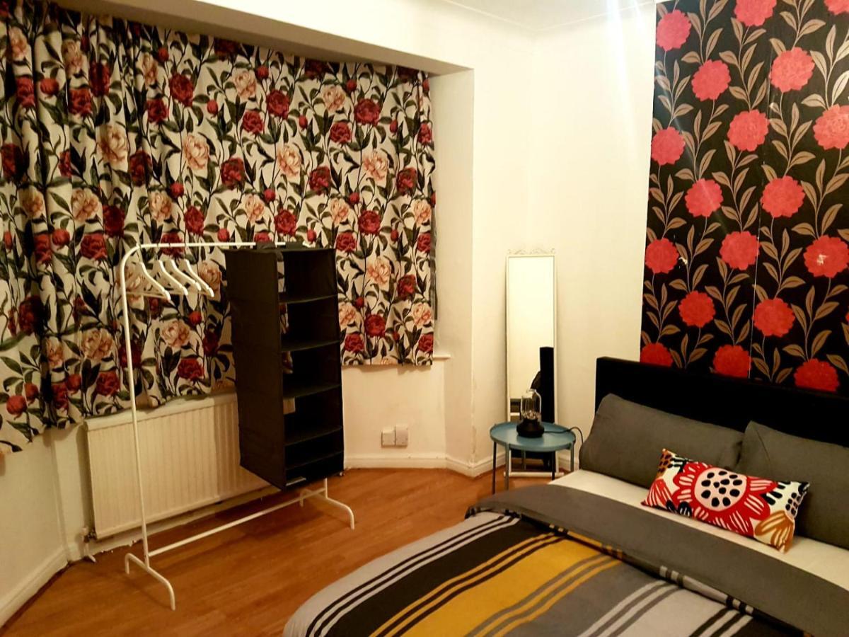 Budget House In Gants Hill Bed and Breakfast Ilford Buitenkant foto