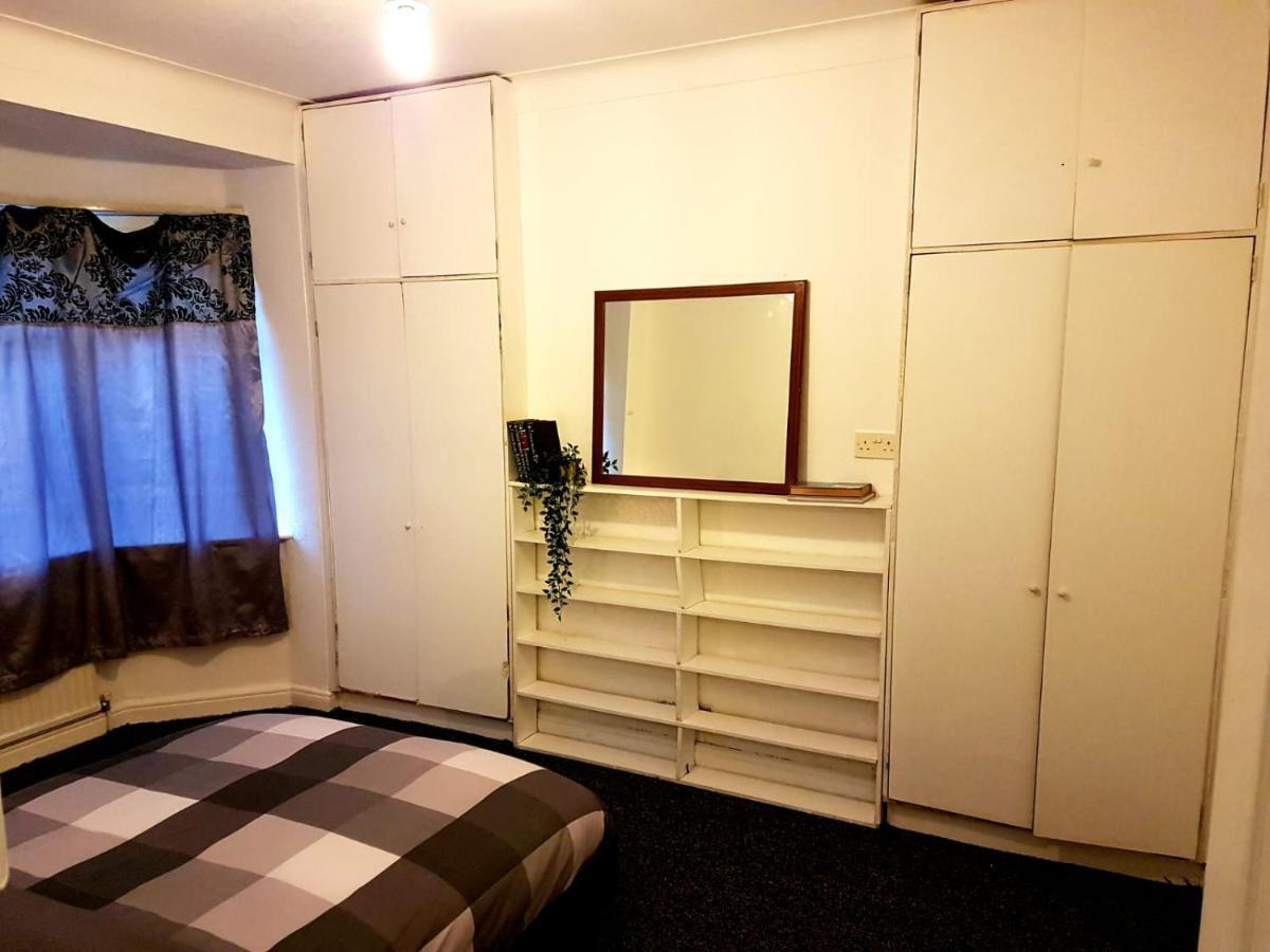 Budget House In Gants Hill Bed and Breakfast Ilford Buitenkant foto