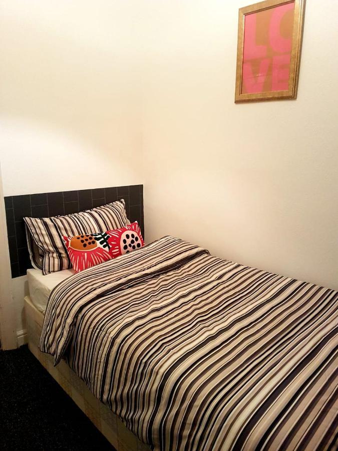 Budget House In Gants Hill Bed and Breakfast Ilford Buitenkant foto