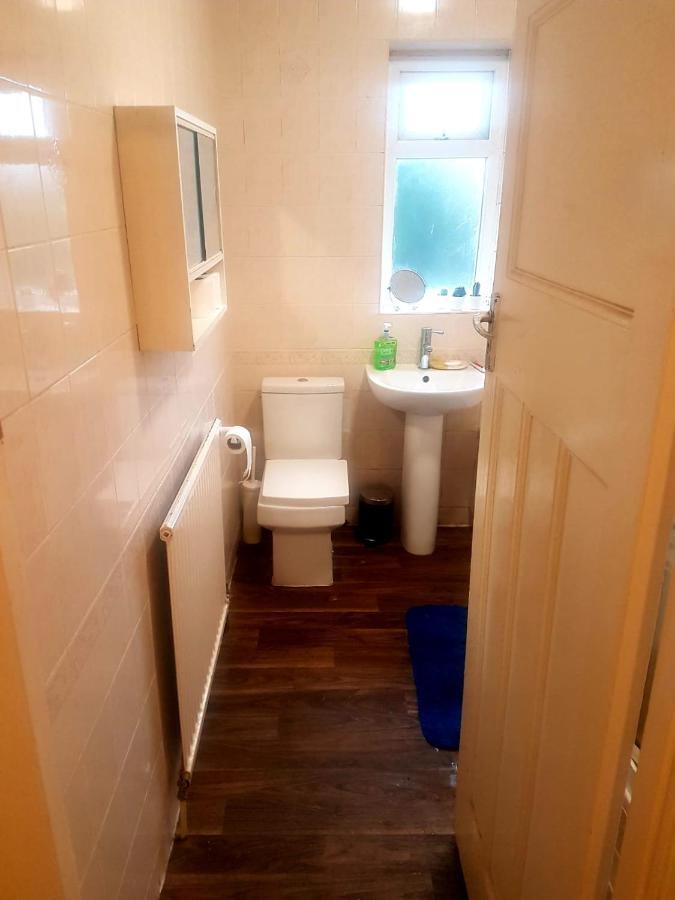 Budget House In Gants Hill Bed and Breakfast Ilford Buitenkant foto